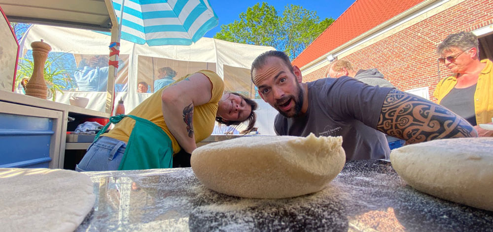 foto douwe en jene aan het werk bij de oven